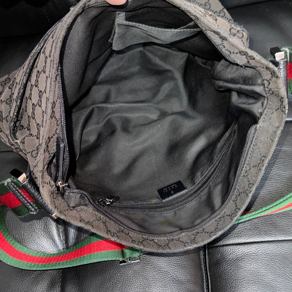 Gucci Sherry Line Black Messenger Bag with Iconic Green and Red Adjustable Strap - Picture 7 of 16